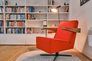 Leseecke mit Press Room Chair Sessel in Stoff Rot und Holzarmlehnen von Spectrum