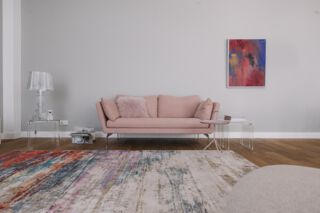 Sofa in Stoff Rosa von Vitra dazu kombiniert einen Teppich von Walter Knoll